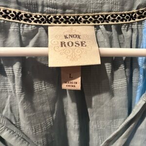 Knox Rose Light Blue Top with Black and Cream Accents